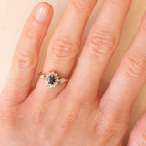 Anello a margherita vintage in oro giallo 9K con zaffiro (0.35ct ca.) e diamanti (0.14ctw ca.), anni ‘70/‘80