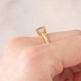 Trilogy in oro giallo 9K con zircone rosa (1.36ct ca.) e zaffiri bianchi