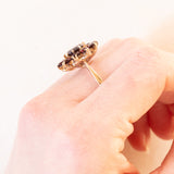 Anello a margherita vintage in oro giallo 9K con granati (2.50ctw ca.), anno 1972-1973