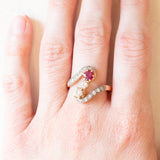 Anello Art Nouveau in oro giallo e bianco 18K con rubino (0.55ct ca.) e diamanti (0.70ctw ca.), fine anni ‘20