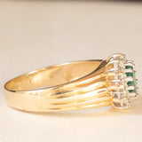 Anello a margherita vintage in oro giallo e bianco 14K con smeraldo (0.70ct ca.) e diamanti di taglio brillante (0.36ctw ca.), anni ‘60/‘70
