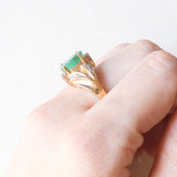 Anello vintage in oro giallo e bianco 10K con smeraldo (1.70ct ca.) e diamanti, anni ‘60/‘70