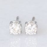 Orecchini punto luce in oro bianco 18K con diamanti di taglio brillante (0.28ctw ca.)