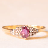 Anello vintage in oro giallo 9K con rubino (0.26ct ca.) e diamanti (0.06ctw ca.), anno 1987