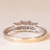 Anello “trilogy” in oro bianco 9K con diamanti (0.25ctw ca.), anni ‘80/‘90