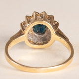 Anello a margherita vintage in oro giallo e bianco 9K con zaffiro (0.60ct ca.) e diamanti (0.12ctw ca.), anno 1982