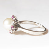 Anello a margherita vintage in oro bianco 14K con perla, rubini sintetici (0.20ctw ca.) e diamanti di taglio brillante (0.14ctw ca.), anni ‘70