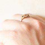 Anello antico in oro giallo 16K con diamante di taglio rosetta, rubini e perline bianche, fine ‘800/inizio ‘900