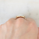 Anello retrò in oro giallo 14K con cammeo su conchiglia rappresentante profilo di soldato romano, anni ‘30/‘40