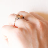 Anello vintage in stile Art Déco in oro giallo e bianco 9K con zaffiro arancione trattato