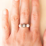 Trilogy antico in oro giallo 18K e argento con perle bianche e diamante di taglio vecchia miniera (0.48ct ca.), anni ‘10/‘20