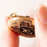 Ciondolo portafoto antico in oro giallo 18K con smalti neri e perlina bianca, primi del ‘900