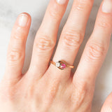 Anello Toi et Moi in oro giallo 14K con rubino sintetico (0.17ct ca.) e diamante di taglio vecchia Europa (0.15ct ca.), anni ‘10/‘20