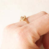 Anello antico in oro giallo 16K con diamante di taglio rosetta, rubini e perline bianche, fine ‘800/inizio ‘900