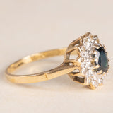 Anello a margherita vintage in oro giallo e bianco 9K con zaffiro (0.60ct ca.) e diamanti (0.12ctw ca.), anno 1982