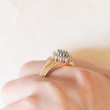 Anello a margherita vintage in oro giallo e bianco 14K con smeraldo (0.70ct ca.) e diamanti di taglio brillante (0.36ctw ca.), anni ‘60/‘70