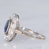 Anello a margherita antico in oro bianco con zaffiro (0.70ct ca.) e diamanti di taglio vecchia miniera (1ctw ca.), anni ‘20/‘30