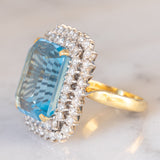Anello da cocktail vintage in oro giallo e bianco 18K con topazio azzurro (20ct ca.) e diamanti di taglio brillante (1.70ctw ca.), anni ‘70