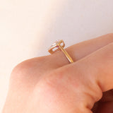 Anello vintage in oro giallo 9K con zaffiro rosa sintetico di taglio a cuore (0.60ct ca.) e diamante, anni ‘90 ca.