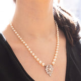 Collana vintage con filo di perle bianche e con decorazioni in oro bianco 18K e 14K con diamanti (1.20ctw ca.) e zaffiro (0.40ct ca.), anni ‘60