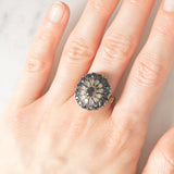 Anello a margherita vintage in stile antico in oro giallo 18K e argento con zaffiri (1ctw ca.) e diamanti di taglio rosetta (0.12ctw ca.), anni ‘60/‘70