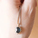 Collana vintage con catenina in oro bianco 14K con ciondolo in oro bianco 14K con zaffiro (1.50ct ca.) e diamanti di taglio brillante (0.30ctw ca.), anni ‘70