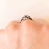 Anello a margherita antico in oro giallo 8K e argento con zaffiro (1.40ct ca.) e paste di vetro bianche, primi del ‘900