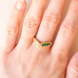 Anello a “V” vintage in oro giallo 18K con smeraldi di taglio carré (0.28ctw ca.) e diamanti di taglio tapered (0.25ctw ca.), anni ‘70/‘80