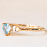 Solitario vintage in oro giallo e bianco 9K con topazio azzurro di taglio a cuore (0.40ct ca.), anni ‘90