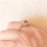 Anello a margherita in oro giallo 9K con zaffiro (0.50ct ca.) e diamanti (0.03ctw ca.), anni ‘80