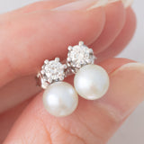 Orecchini vintage in oro bianco 18K con perle bianche e diamanti di taglio brillante (0.50ctw ca.)