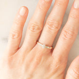 Anello a fascia con fiore centrale in oro giallo 9K con diamanti (0.05ctw ca.), anni ‘70/‘80