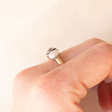 Trilogy antico in oro giallo 18K e argento con perle bianche e diamante di taglio vecchia miniera (0.48ct ca.), anni ‘10/‘20