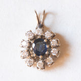 Ciondolo vintage in oro bianco 14K con zaffiro (0.50ct ca.) e diamanti di taglio brillante (0.40ctw ca.), anni ‘70