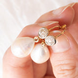 Orecchini pendenti in oro giallo 18K e argento con perle bianche e diamanti di taglio vecchia miniera (1ctw ca.)