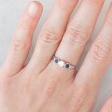 Trilogy vintage in oro bianco 14K con zaffiri (0.24ctw ca.) e diamante di taglio brillante (0.20ct ca.), anni ‘60/‘70