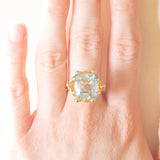 Anello da cocktail vintage in oro giallo 18K con acquamarina (7.50ct ca.), anni ‘60/‘70