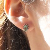 Orecchini a margherita in oro giallo 9K con smeraldi (0.80ctw ca.) e diamanti (0.12ctw ca.), anni ‘70/‘80