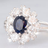Anello a margherita vintage in oro bianco 18K con zaffiro (1.30ct ca.) e diamanti di taglio brillante (1.30ctw ca.), anni ‘70