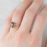 Anello a fiore vintage in oro giallo 9K con granati (0.70ctw ca.), anno 1966