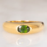 Anello a fascia in oro giallo 8K con cromodiopside (0.50ct ca.), anni ‘70/‘80