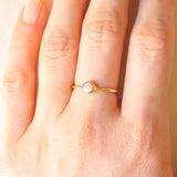 Solitario vintage in oro giallo 9K con opale (0.15ct ca.), anno 1978