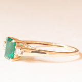 Trilogy vintage in oro giallo 9K con smeraldo sintetico (0.40ct ca.) e diamanti (0.02ctw ca.), anni ‘60/‘70