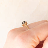 Anello a margherita in oro giallo 9K con zaffiro (0.50ct ca.) e diamanti (0.03ctw ca.), anni ‘80