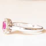 Anello a margherita vintage in oro bianco 18K con rubino (0.42ct ca.) e diamanti (0.12ctw ca.), anni ‘70/‘80