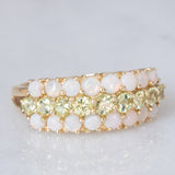 Tripla veretta in oro giallo 14K con peridoti verdi (1ctw ca.) e opali (0.80ctw ca.), anni ‘80