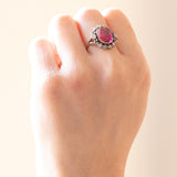 Anello a margherita vintage in stile antico in oro giallo 14K e argento con rubino sintetico (4.60ct ca.) e diamanti di taglio rosetta, anni ‘50/‘60