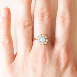 Anello a margherita antico in oro giallo 18K con opale sintetico e perline bianche, primi del ‘900