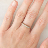 Anello vintage in oro giallo 9K con diamanti (0.10ctw ca.) e scritta traforata “MUM”, anni ‘80/‘90