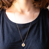 Collana vintage con catenina in oro giallo 9K e con ciondolo in madreperla con simbolo zodiacale dei pesci in oro giallo 9K